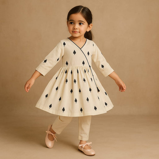 Pre Order: Thread Embroidered Off White Kurti And Pant