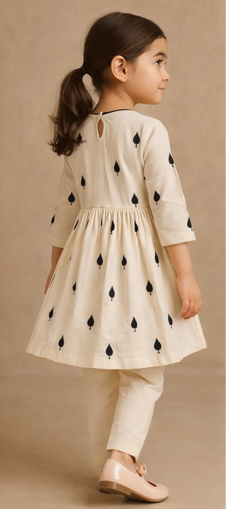 Pre Order: Thread Embroidered Off White Kurti And Pant