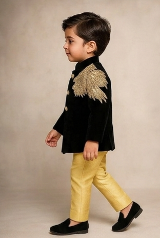 Pre Order: Stylish Zari Embroidered Velvet Sherwani With Pyjama